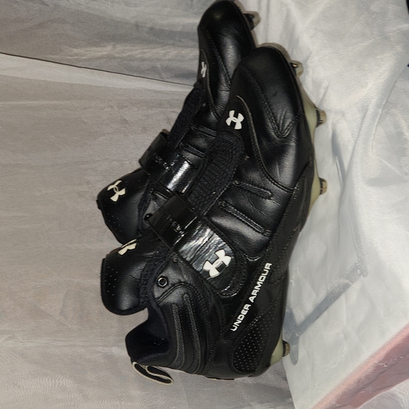 Size 11 under Armour football cleats - Picture 2 of 7
